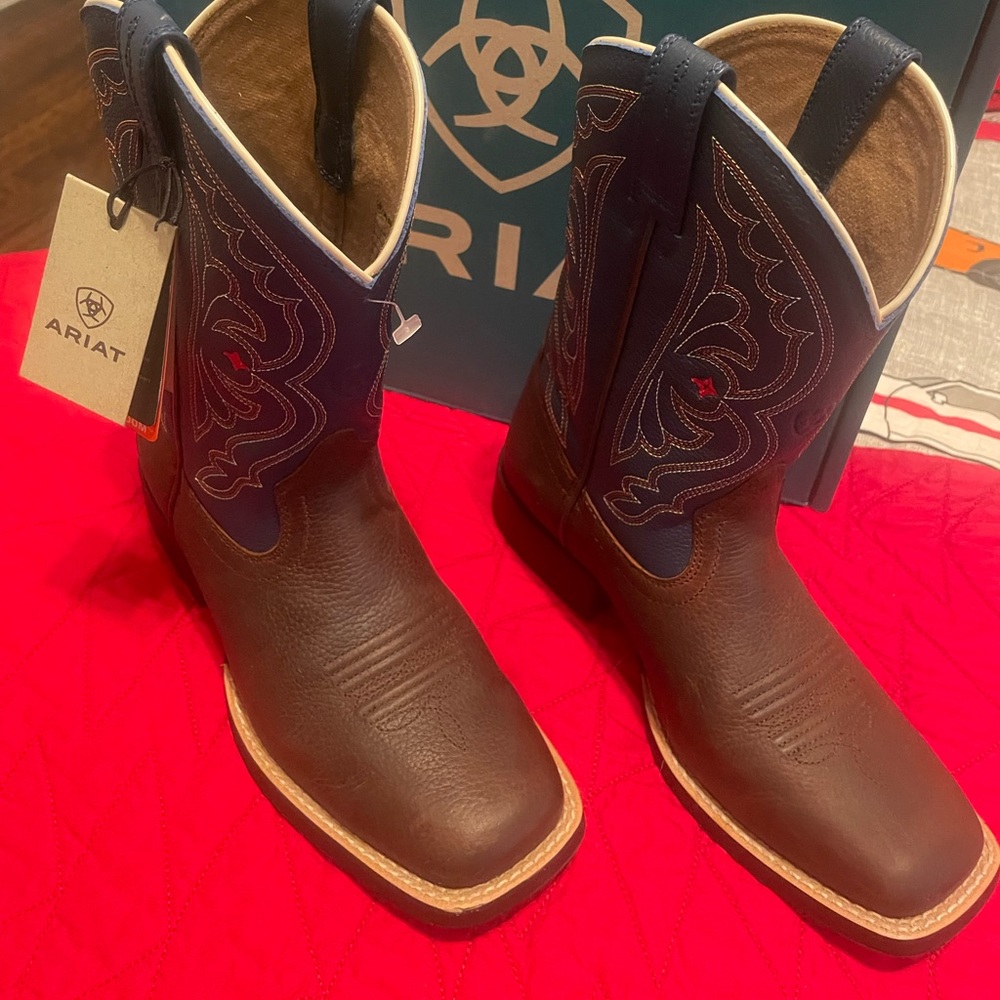 NWT boys Ariat boots, size 2